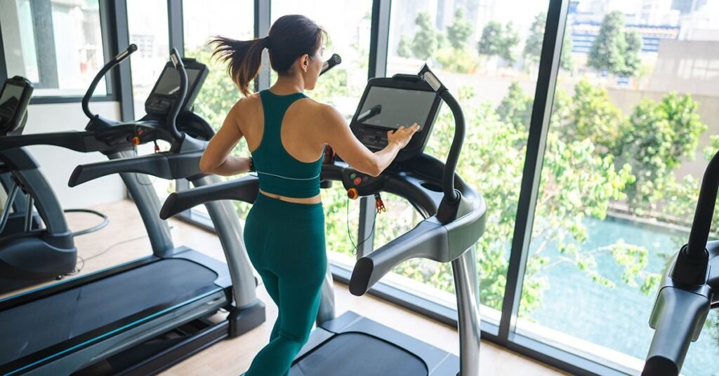 rear-view-woman-at-the-gym-running-jogging-treadmill-1200×628-facebook